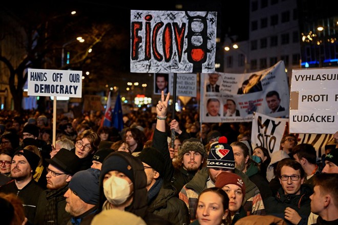 Slovaška: Nezadovoljstvo z napadom Fica na demokracijo narašča