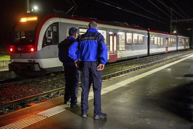 Švica: S sekiro oborožen moški na vlaku štiri ure zadrževal talce
