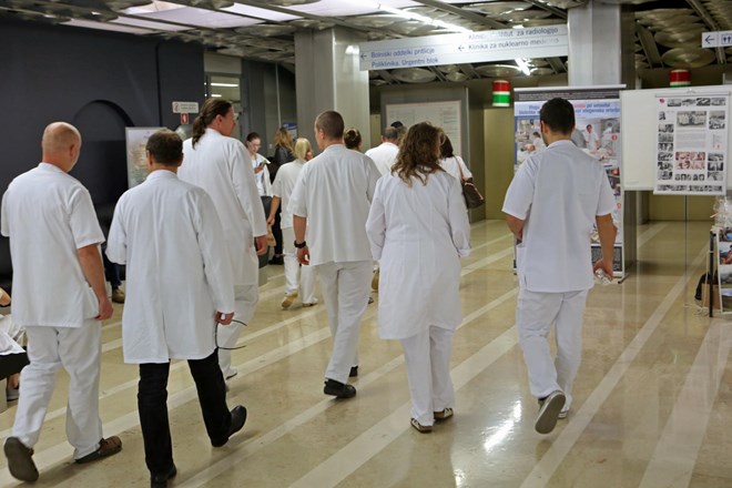 Fides: V UKC Ljubljana soglasje za nadurno delo preklicalo več kot 30 odstotkov zdravnikov