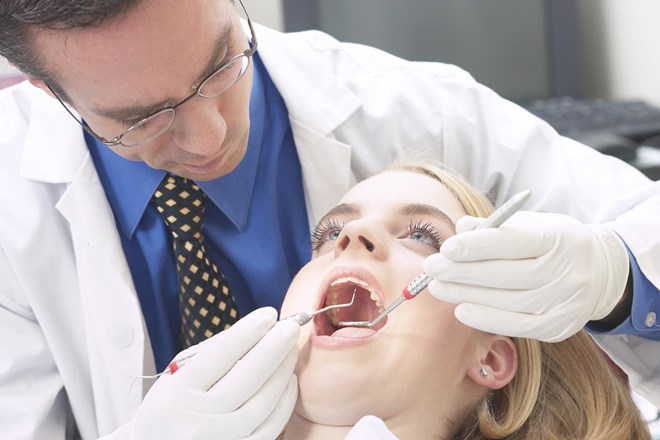 Zobozdravniki opozorili na problematiko napotovanja zobozdravstvenih bolnikov preko meje