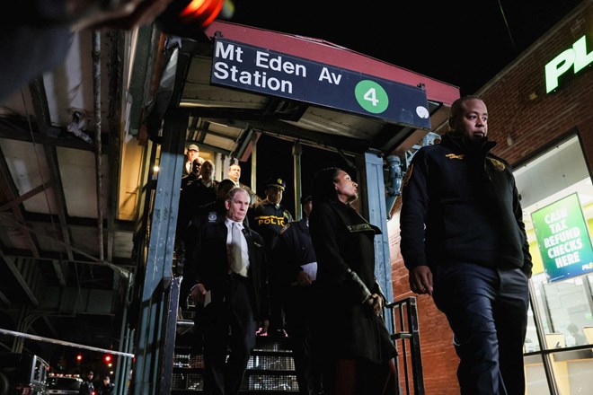 V strelskem napadu na newyorški podzemni železnici smrtna žrtev