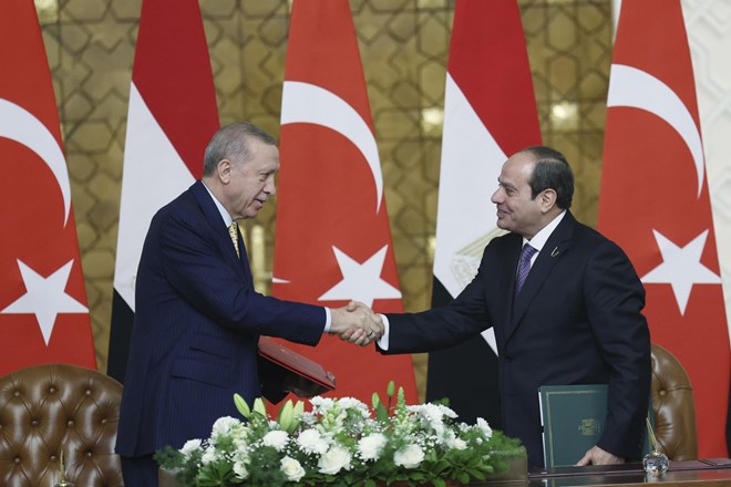 Al Sisi in Erdogan složna glede potrebe po prekinitvi ognja v Gazi