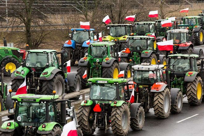 Nezadovoljni kmetje na Poljskem znova razsuli uvoženo ukrajinsko žito

