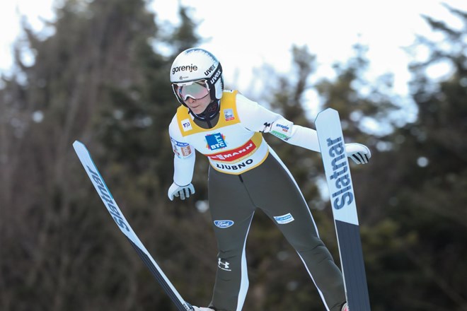Nika Prevc četrta v Hinzenbachu, zmaga Evi Pinkelnig