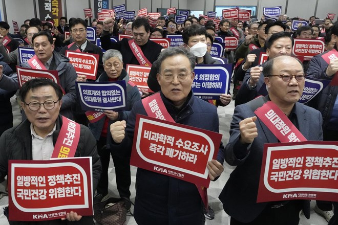 Južnokorejska vlada stavkajočim zdravnikom zagrozila s kazenskim pregonom