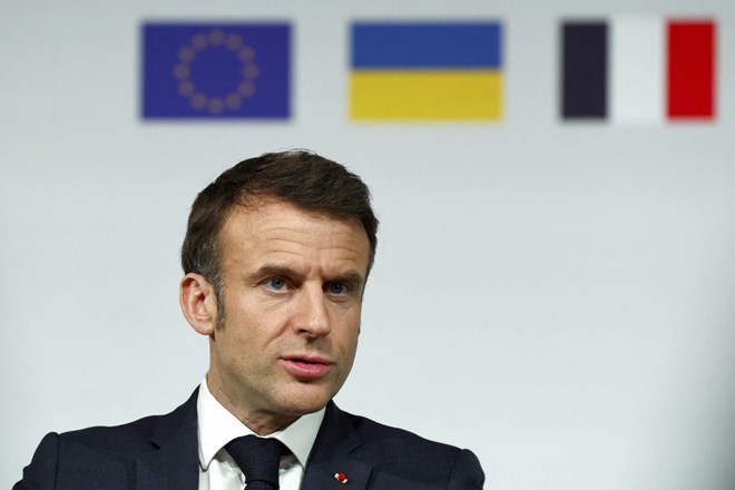 Macron ne izključuje napotitve sil v Ukrajino, Kremelj svari pred neposrednim konfliktom z Natom