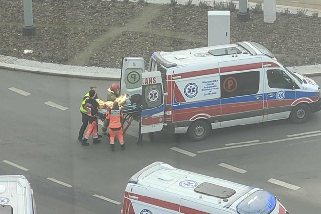 Na Poljskem voznik zapeljal v množico, številni poškodovani