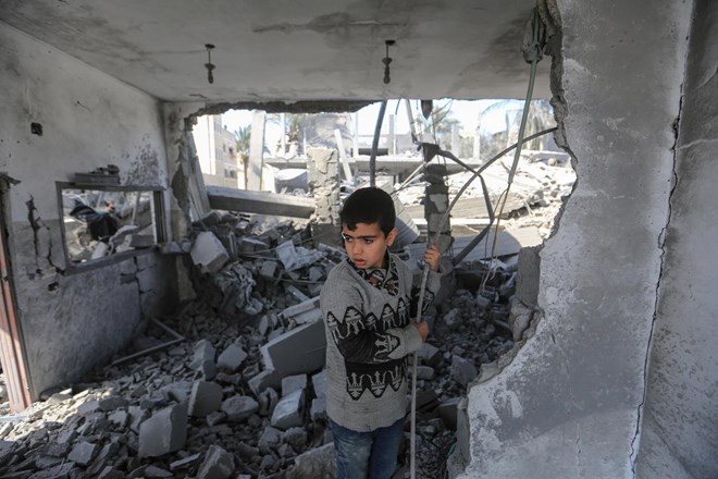 ZN pozvali k zaščiti Palestincev v Gazi; Izrael naj bi načeloma sprejemal predlog prekinitve ognja