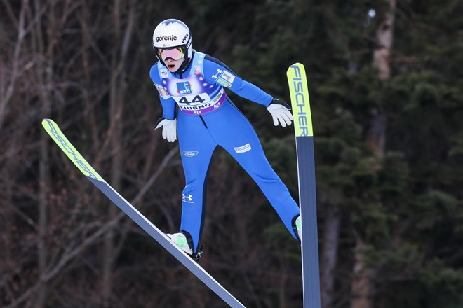 Na Holmenkollnu spet težave zaradi vetra, Nika Križnar najdaljša v kvalifikacijah