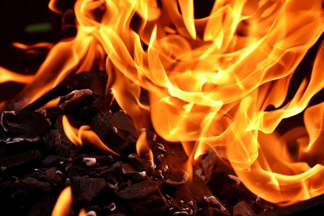Natakarica v hrvaškem nočnem klubu zažgala točilni pult, ogenj zajel goste