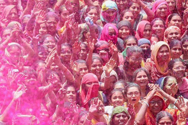 Indija: več milijonov ljudi premazanih z barvo