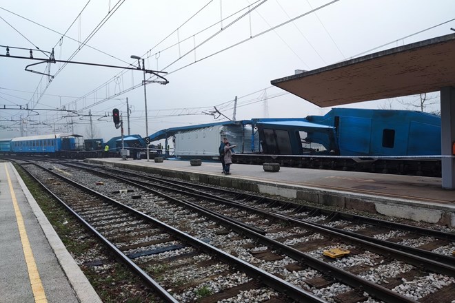 Nesreča v Ljubljani: vlak zadel tovorno vozilo