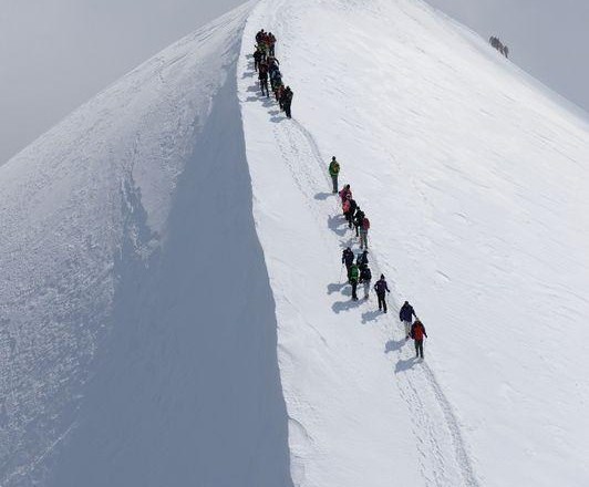 Najmanj trije pogrešani v snežnem plazu pri švicarskim Zermattu