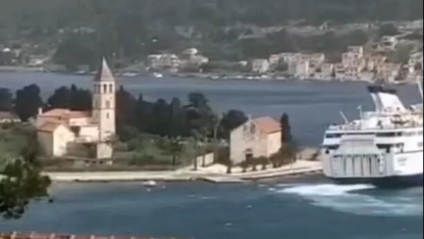 #video Pri Visu trajekt Jadrolinije zaradi močnega vetra skoraj vrglo na obalo