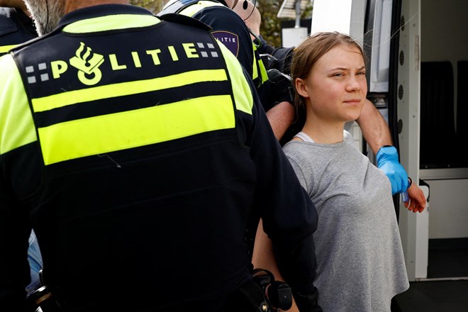 Greto Thunberg dvakrat pridržali na protestih v Haagu