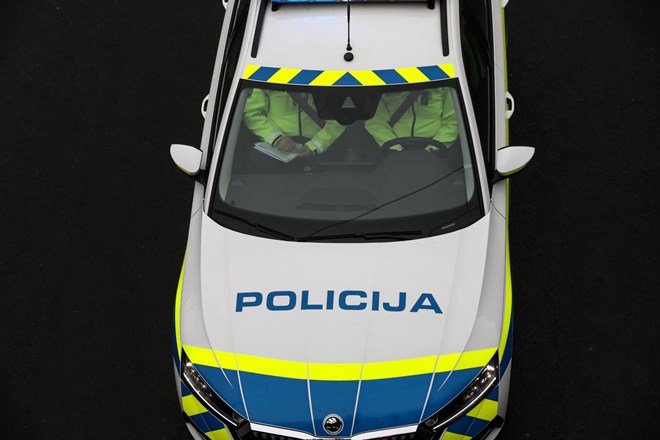 Pijan bežal pred policisti in trčil v njihov avto, prejel za 3700 evrov kazni