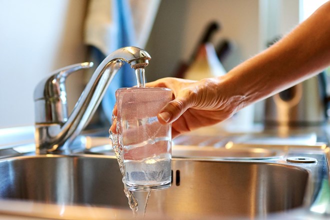 Prodnik v poročilu trdi, da je pitna voda kakovostna