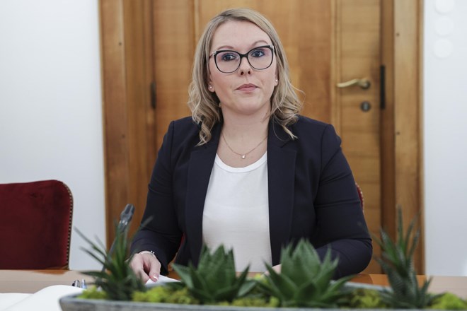 Ustavni sodniki z zaušnico ministrici Čalušić, SDS jo poziva k odstopu