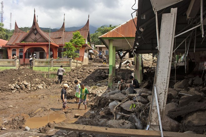 Indonezija: Število smrtnih žrtev poplav preseglo 40