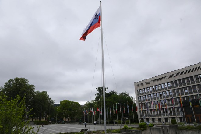 Trg republike: Spomenik osamosvojitvi kot drog za zastavo