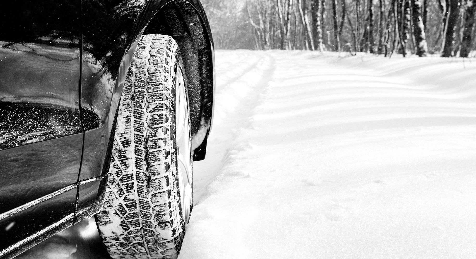 Летом на зимней резине что будет. Зимняя резина в снегу. Зимняя резина на машине. Шины зимой. Машина на зимней дороге.