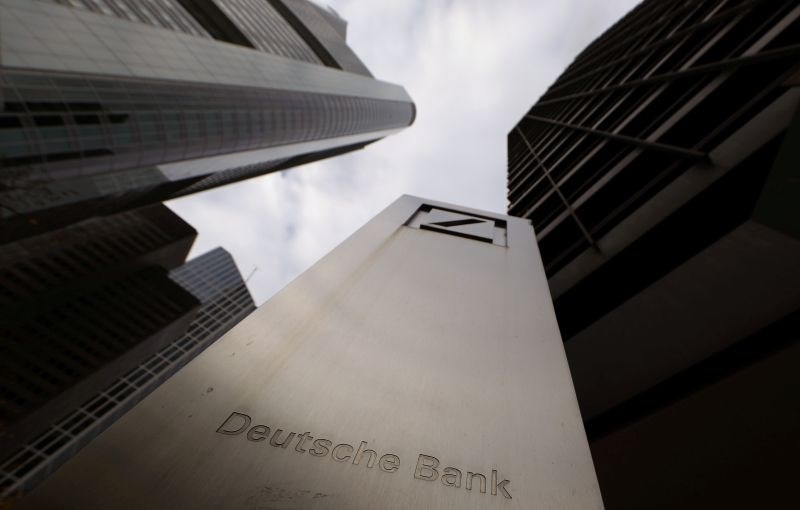 Deutsche bank komaj iz minusa, vodstvo že do bogatih nagrad za uspešnost