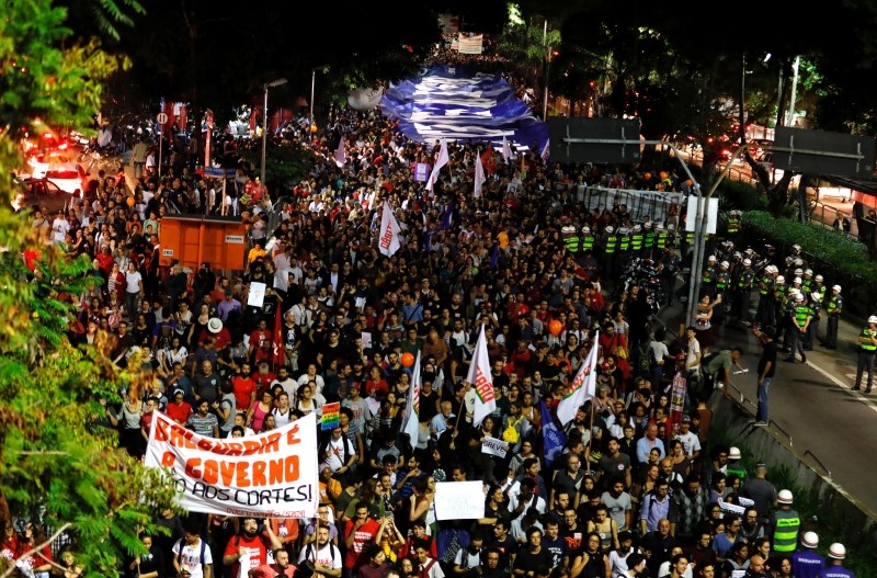 Več deset tisoč Brazilcev protestiralo proti rezom v šolstvu