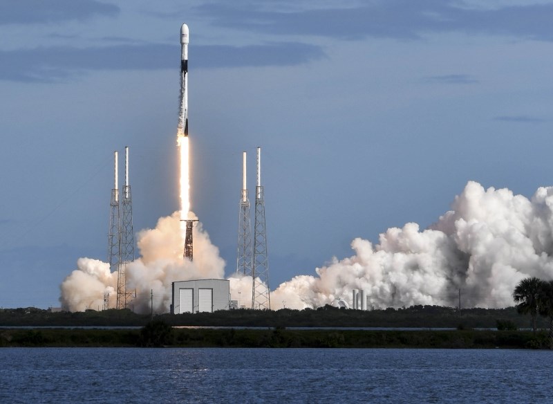 Podjetje SpaceX v vesolje poslalo 60 mini satelitov naenkrat