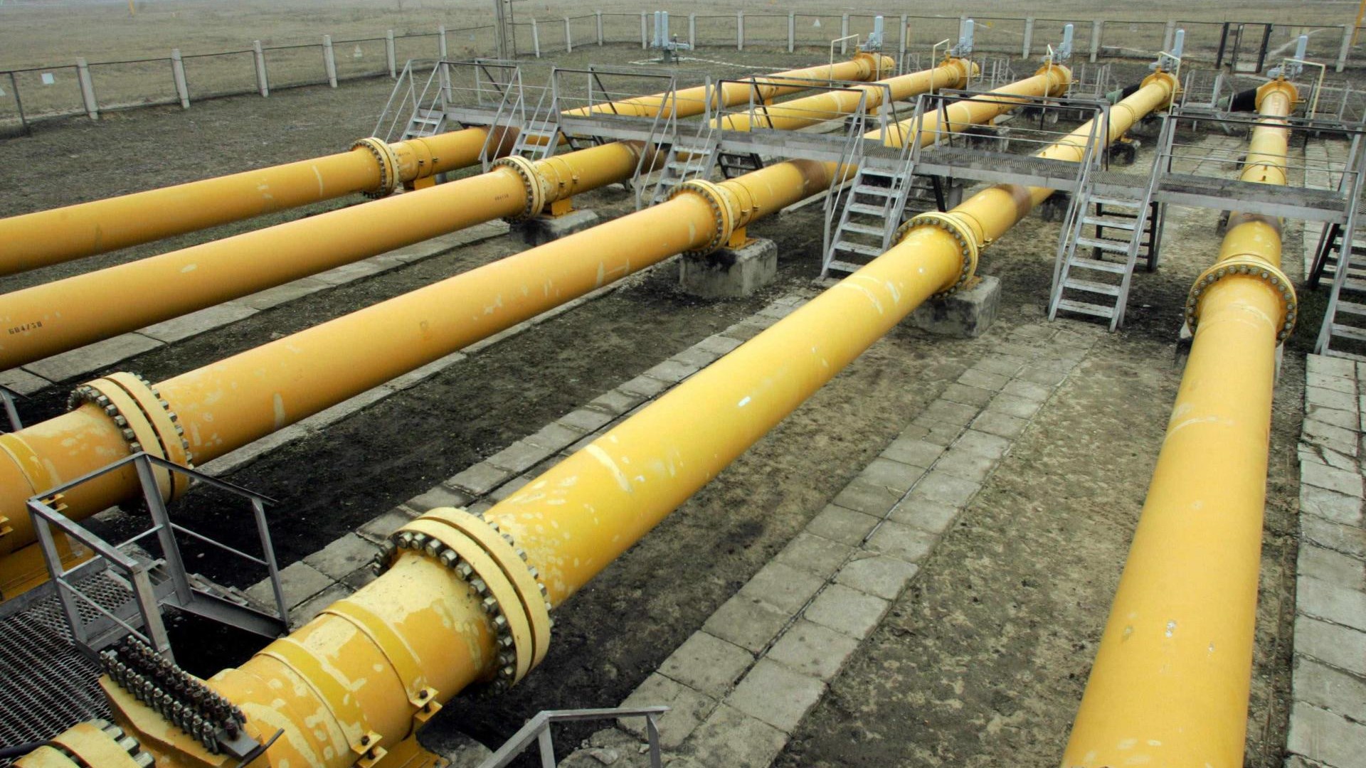 Газопровод желтый. Надземный газопровод. Газовая труба. Труба газопровода. Трубы для газоснабжения.