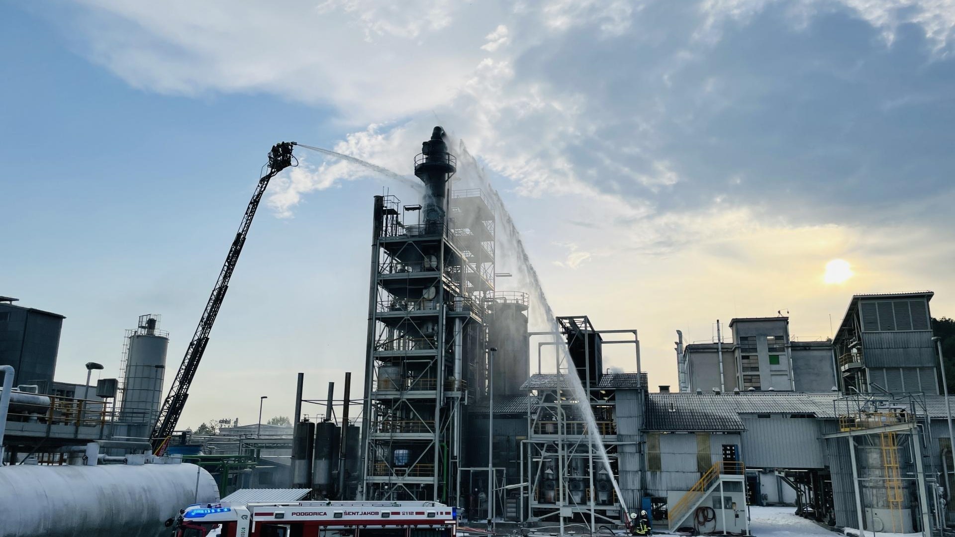 #foto: O incêndio na fábrica de Belinka foi extinto, causando grandes danos materiais