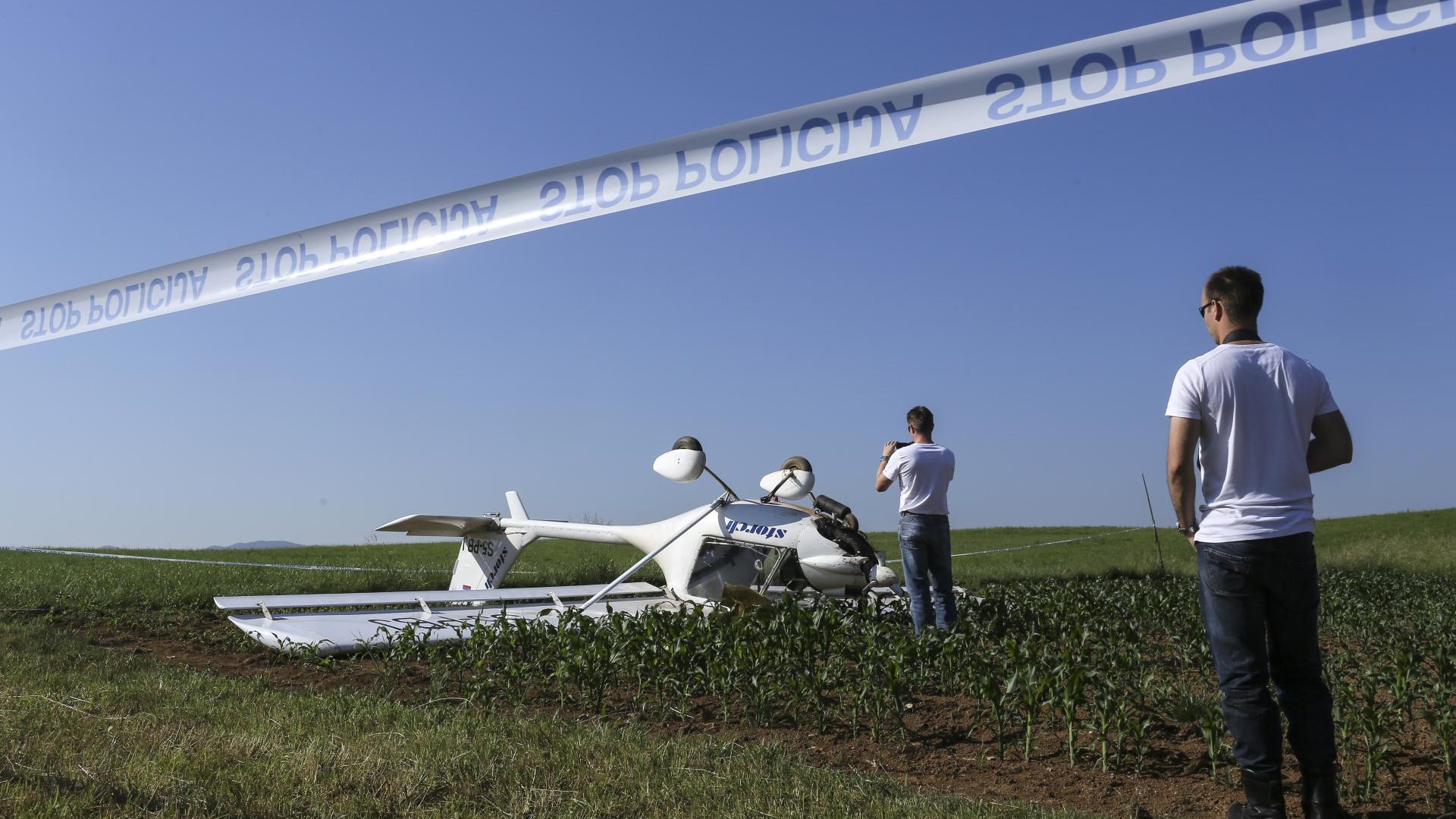 Kamnik: ultralahko letalo zasilno pristalo na njivi