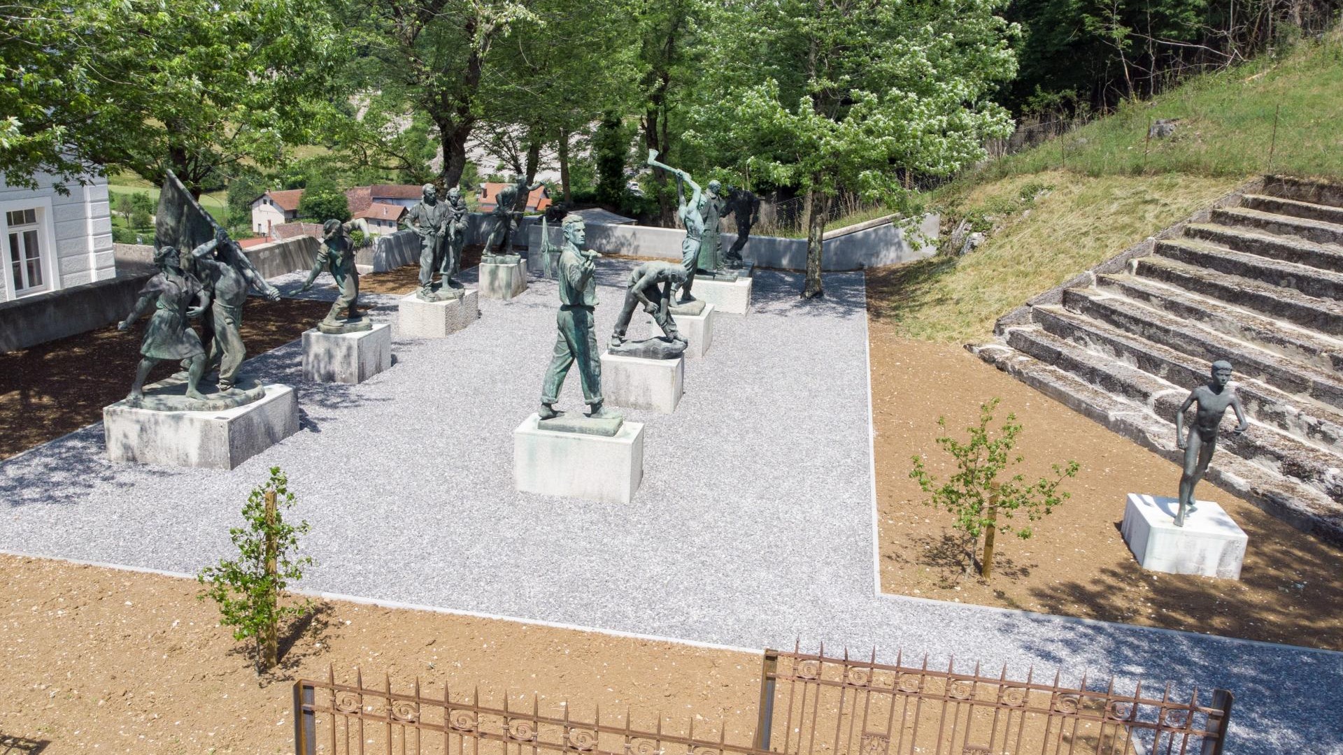 Spomeniki iz Brda postavljeni v parku v Pivki