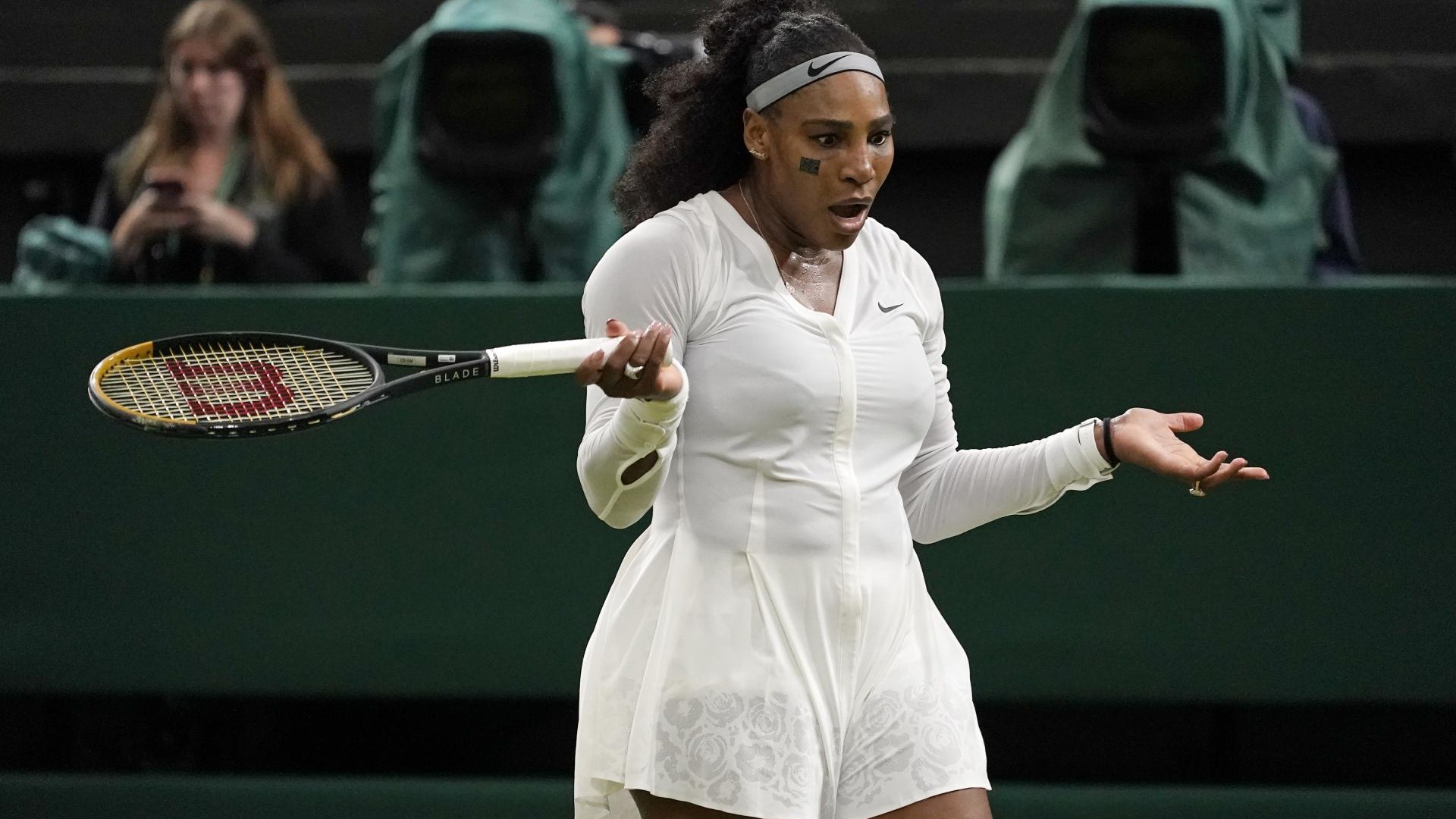 #video Serena Williams iz Wimbledona domov po prvem krogu