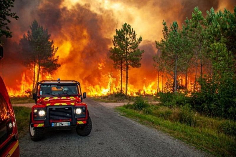 #foto #video Um piloto morreu combatendo um incêndio em Portugal, o fogo também se alastra em França, Grécia, Itália e Espanha