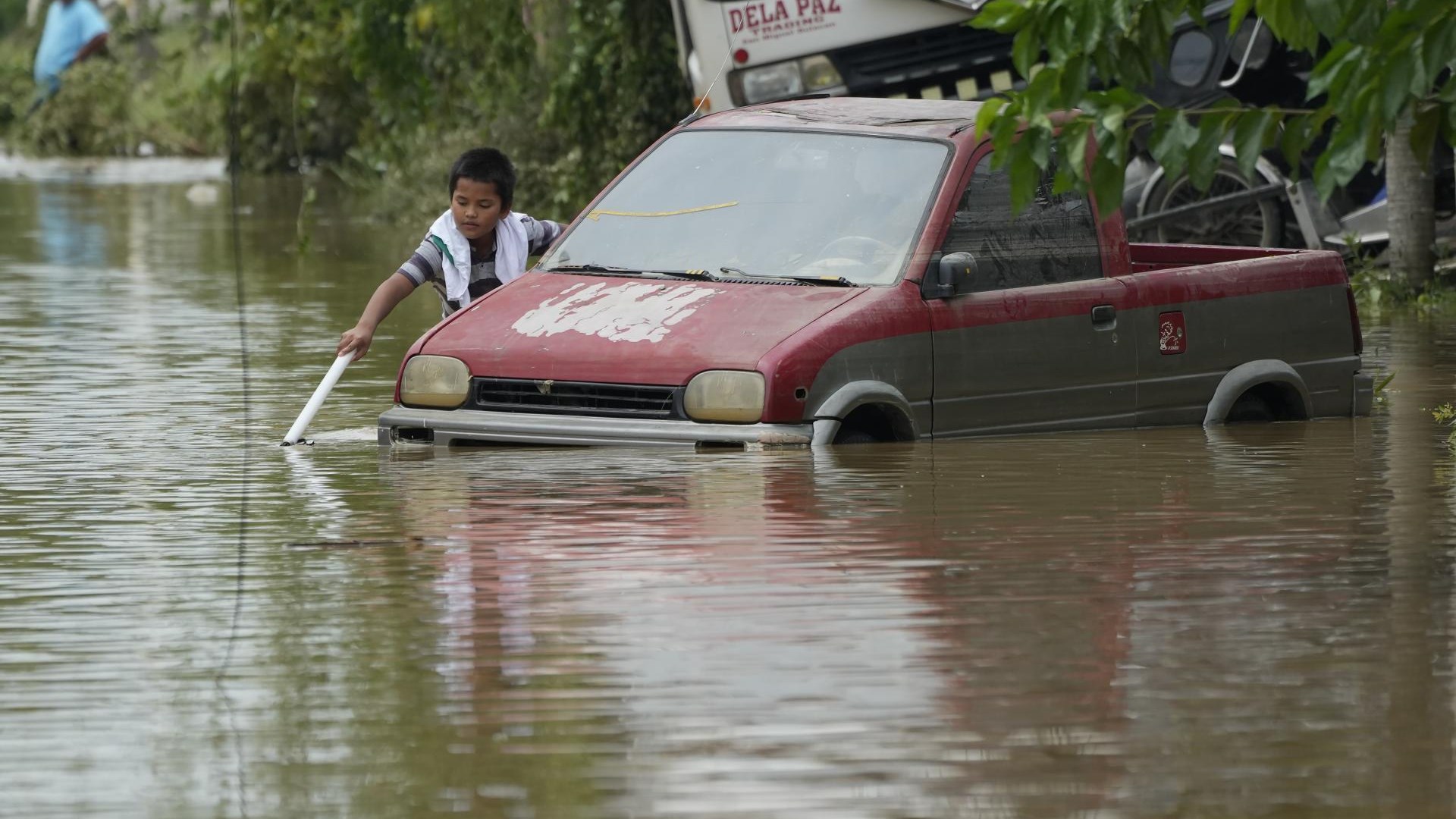 Tajfun Noru na Filipinih terjal najmanj osem življenj, v Vietnamu množična evakuacija