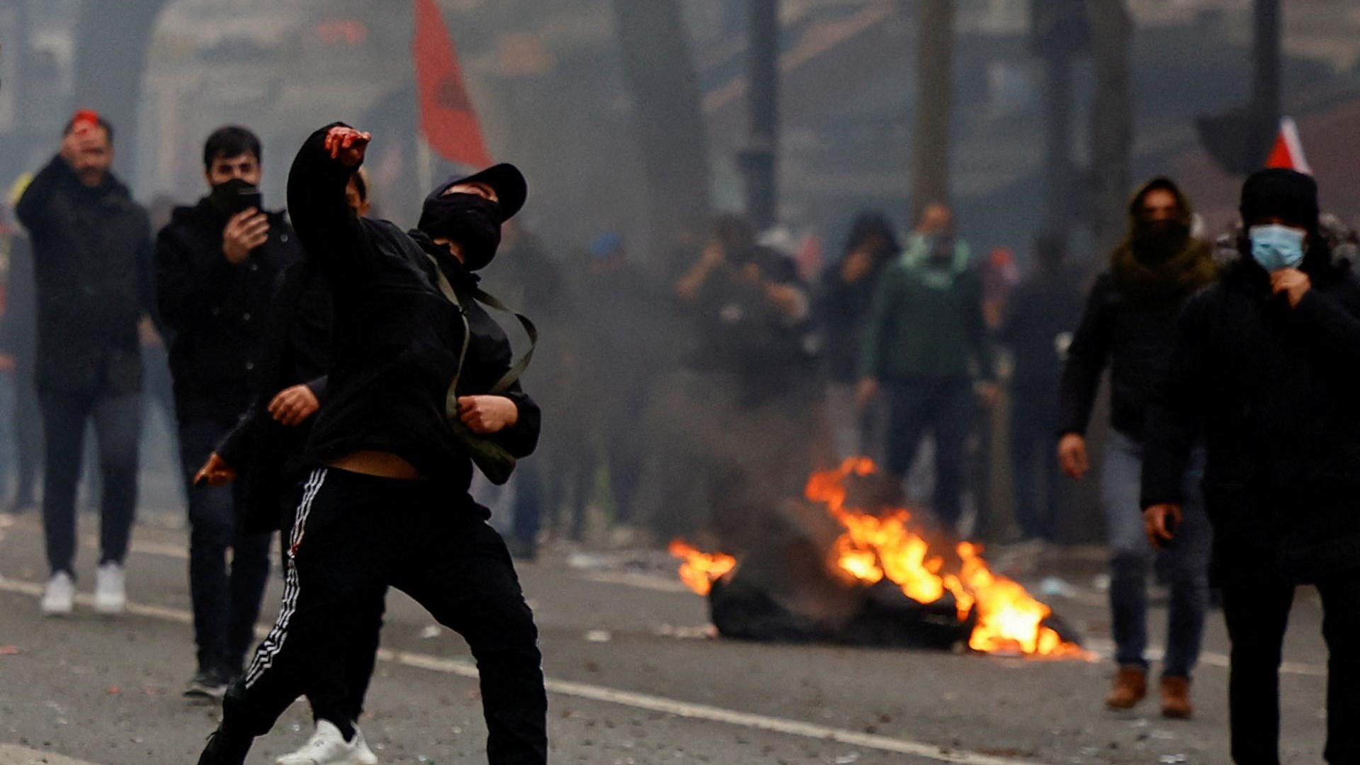#foto Des manifestations ont éclaté à Paris après la fusillade de vendredi