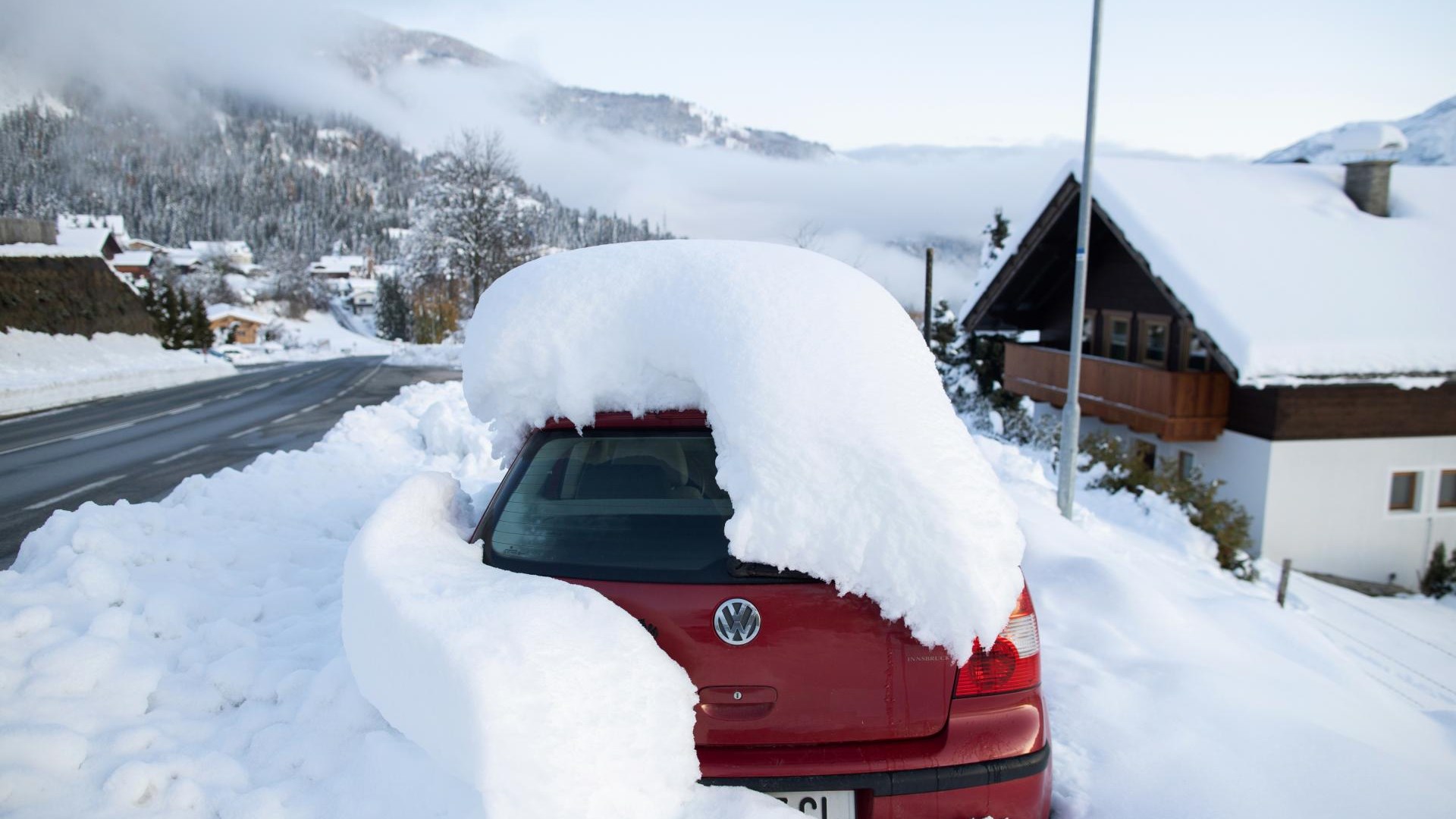 Na avstrijskem Koroškem zaradi snega težave v prometu in oskrbi z elektriko