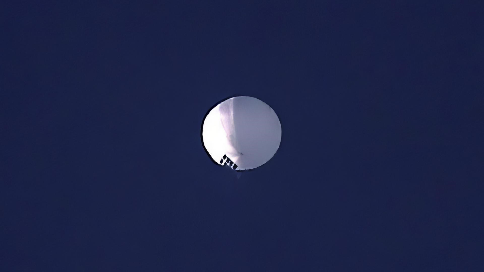 Balon nad Montano ustavil obisk Blinkna v Pekingu