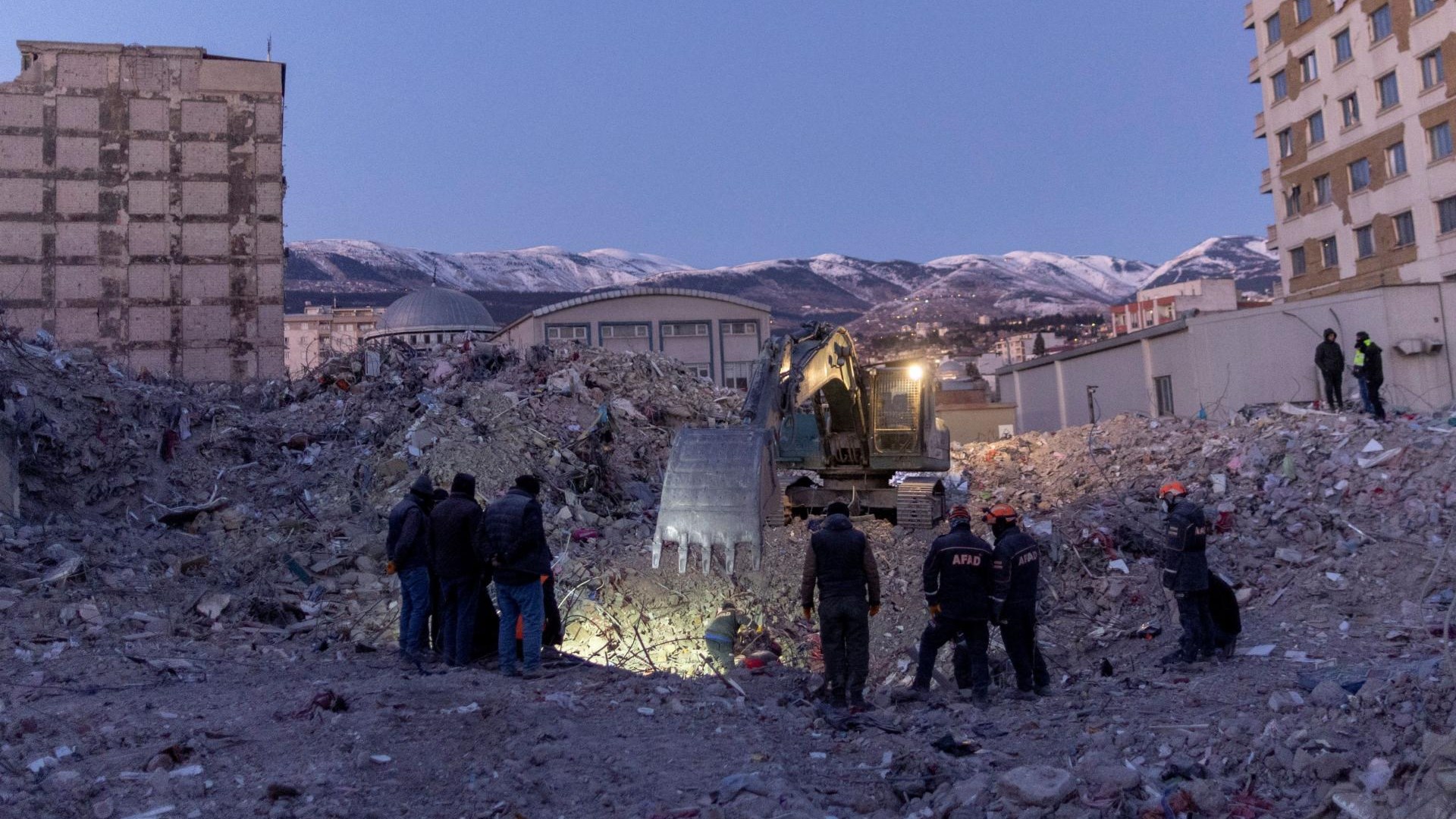 En Turquie, plus de 260 heures après le tremblement de terre, trois hommes ont été sauvés des ruines