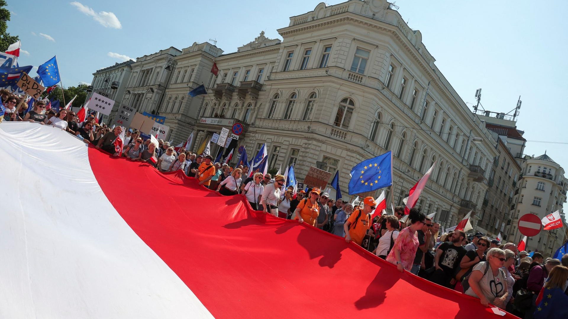 Na protestu poljske opozicije v Varšavi več sto tisoč ljudi