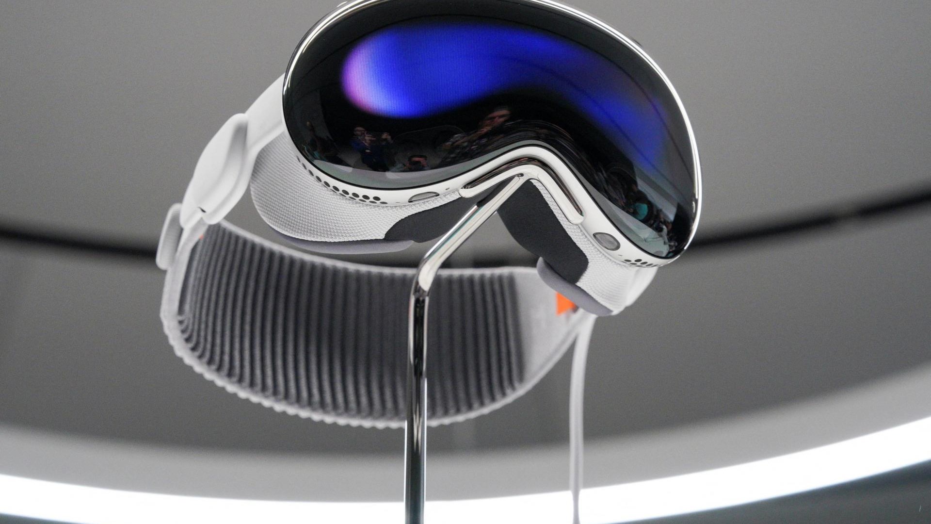 #video Apple predstavil napravo za navidezno resničnost Vision Pro