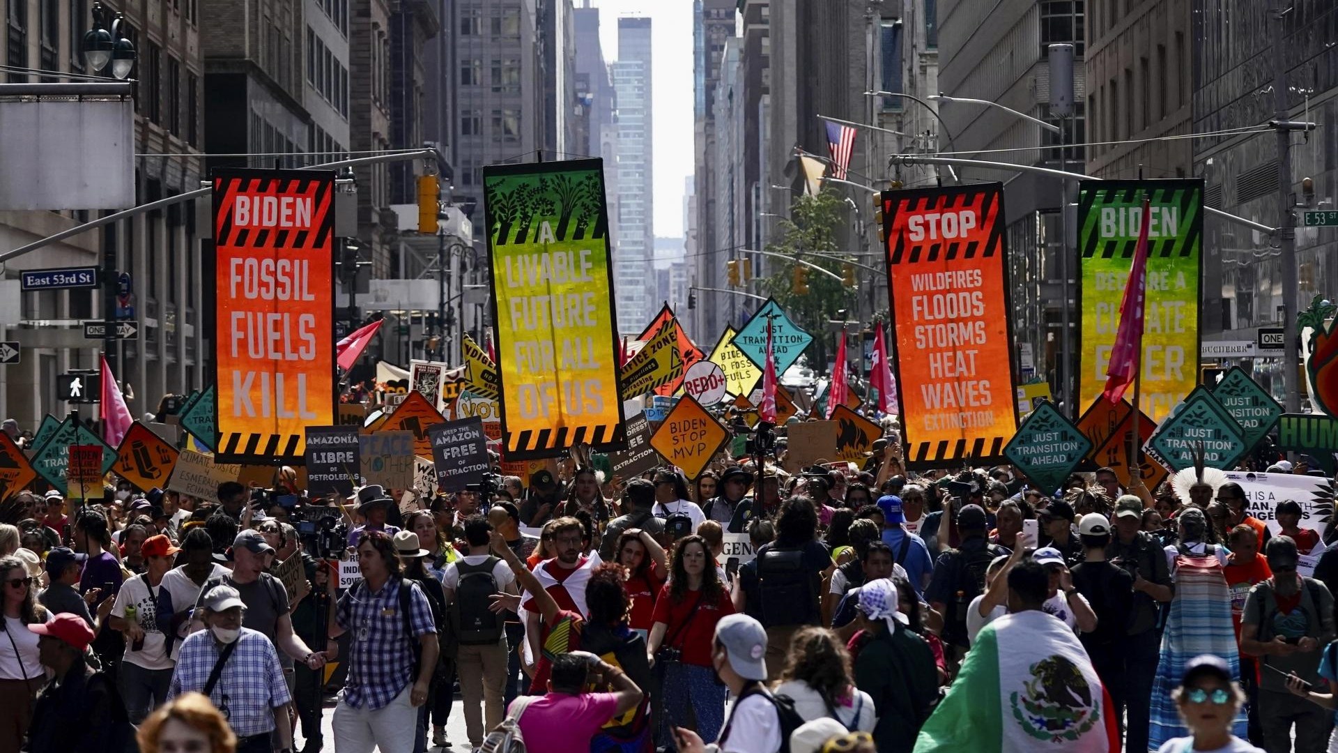New York: Več deset tisoč ljudi zahtevalo opustitev rabe fosilnih goriv
