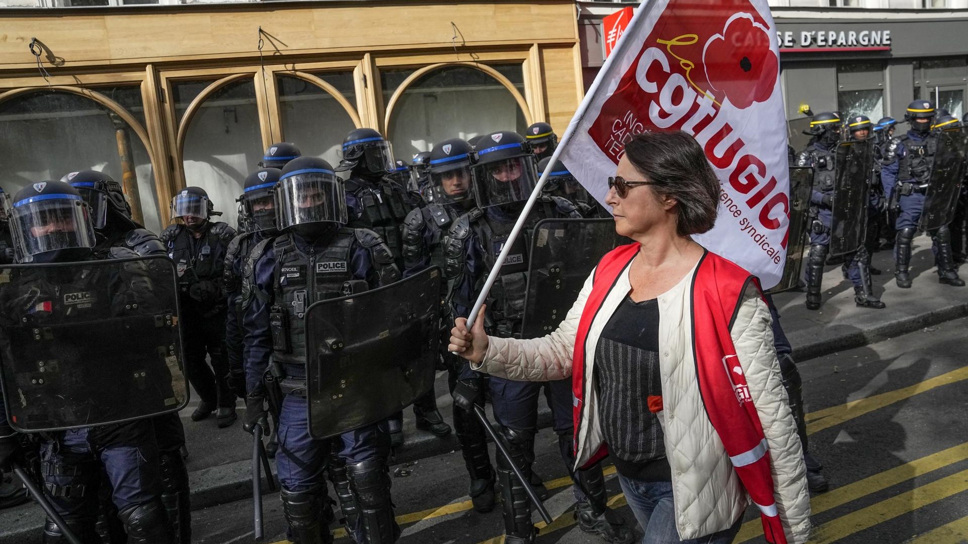 V Franciji več tisoč ljudi protestiralo proti policijskemu nasilju