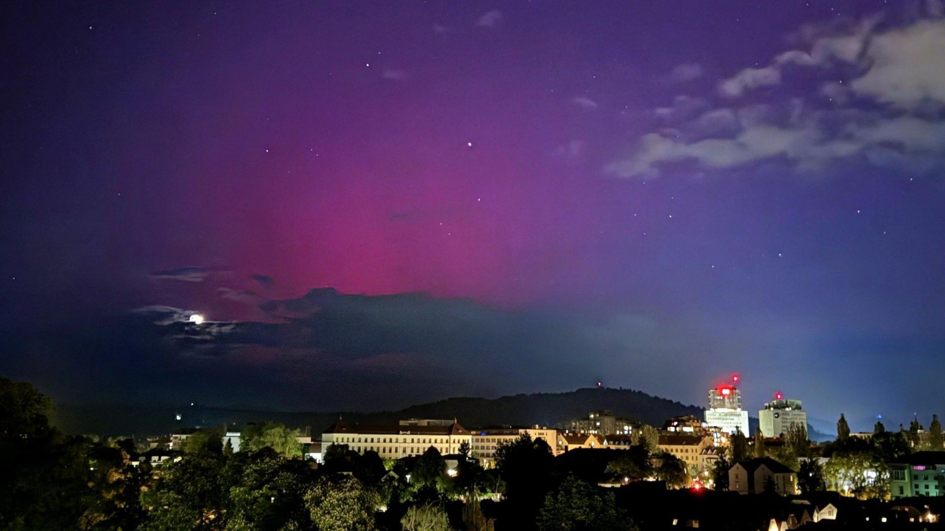 Zakaj smo videli auroro v Sloveniji in kaj določa njeno barvo?