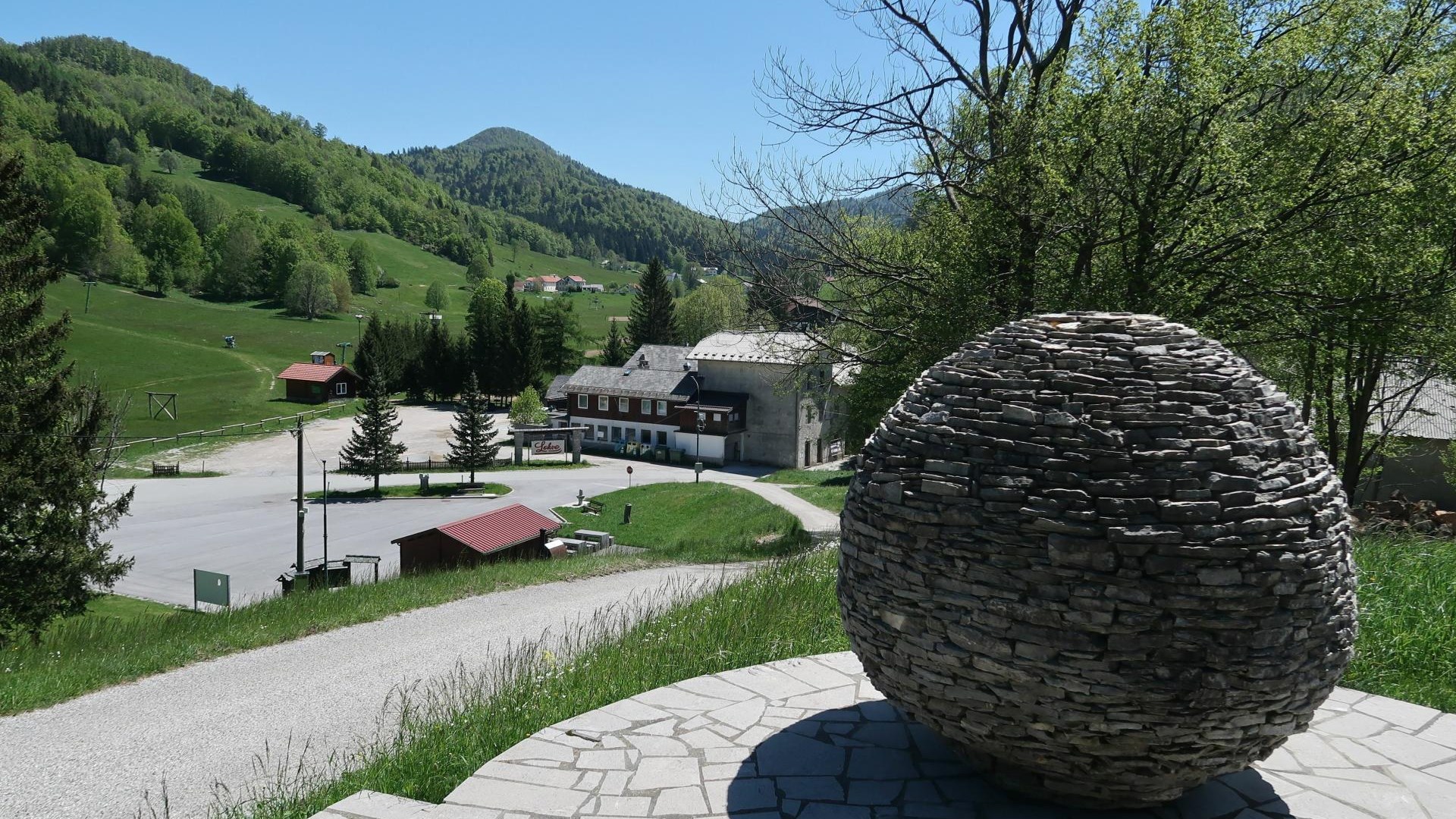 (Nedeljski dnevnik) Glažutarji v Trnovskem gozdu: Skrivnost gozdnih pihalcev stekla