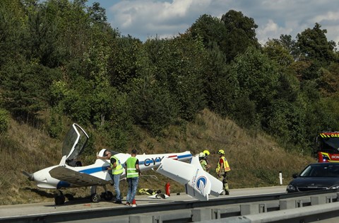 Letalu, ki je pristalo na avtocesti, je očitno zmanjkalo goriva