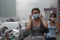 Moskvo je prekril doslej najhujši smog: Vidljivost zgolj nekaj metrov, odpovedani številni leti, težave tudi v železniškem prometu