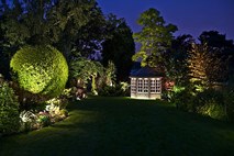 Diskretno osvetljen vrt je najlepši nočni okras hiše