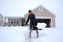 Čiščenje snega pred hišo: lopata, plug, sol ali puhalnik