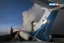 Na ruskem potniškem letalu je najprej izbruhnil požar, nato še odjeknila eksplozija